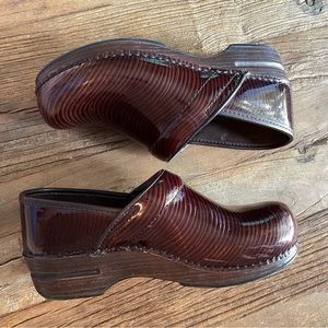 Dansko XP Brown Clogs Sz 39